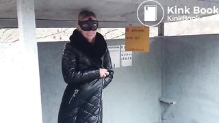 auf den Bus warten