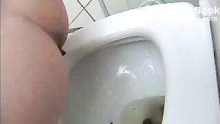 Latina Pooping