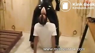 Mistress Rox und ihr Toilettensklave