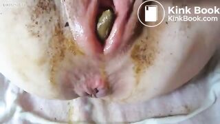 Shitting Vagina