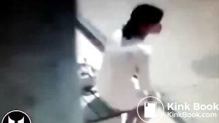 femme qui se se soulage a un arrêt de bus - YouTube