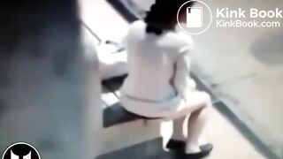 femme qui se se soulage a un arrêt de bus - YouTube
