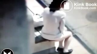femme qui se se soulage a un arrêt de bus - YouTube