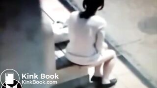 femme qui se se soulage a un arrêt de bus - YouTube