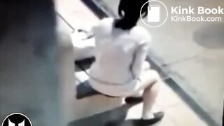 femme qui se se soulage a un arrêt de bus - YouTube