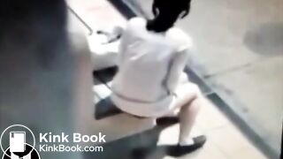 femme qui se se soulage a un arrêt de bus - YouTube