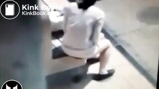 femme qui se se soulage a un arrêt de bus - YouTube