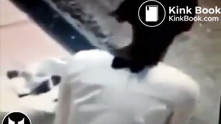 femme qui se se soulage a un arrêt de bus - YouTube