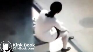 femme qui se se soulage a un arrêt de bus - YouTube