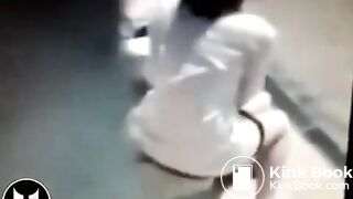 femme qui se se soulage a un arrêt de bus - YouTube