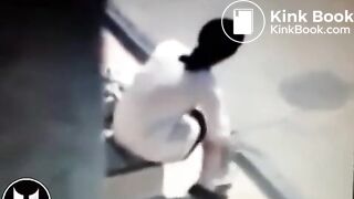 femme qui se se soulage a un arrêt de bus - YouTube