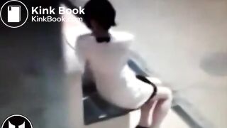 femme qui se se soulage a un arrêt de bus - YouTube