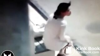 femme qui se se soulage a un arrêt de bus - YouTube