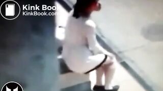 femme qui se se soulage a un arrêt de bus - YouTube