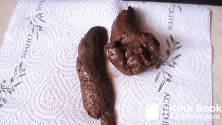 BBW pulls legs back for a nice turd