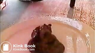 Hot girl pooping