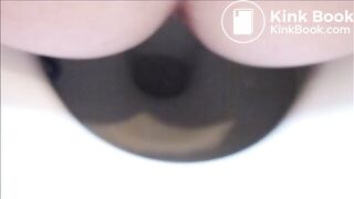 My gf shitting in the toilet