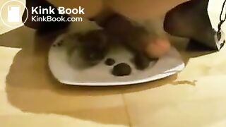 Teen takes dildo in Asshole and eats her scat