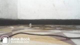 dos latinas se turnan para squirt y poo