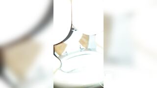 auf der Toilette für euch