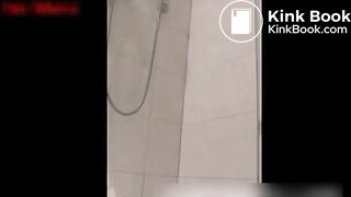 in die Dusche geschissen