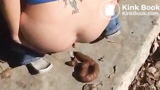 pretty blonde in tight jeans pooing