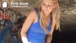 pretty blonde in tight jeans pooing