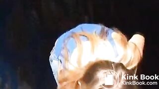 pretty blonde in tight jeans pooing