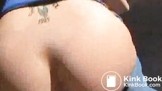 pretty blonde in tight jeans pooing