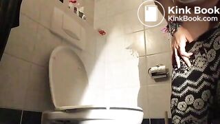 pretty blonde with sexy ass poops