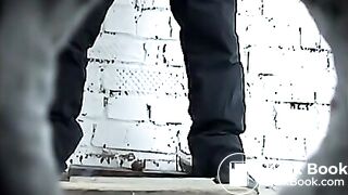 -COM-Go-Ahead-She-Isn_t-Looking_-_-Russian-teens-pooping-in-beach-toiletWelovescat-_