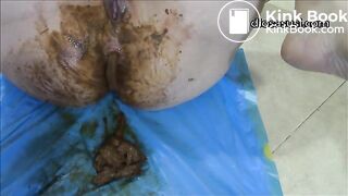 Fingering her shitty ass