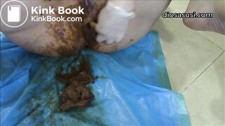 Fingering her shitty ass