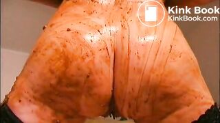 OLDER MILF LOVES PLAYIN IN HER POOP