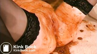 OLDER MILF LOVES PLAYIN IN HER POOP