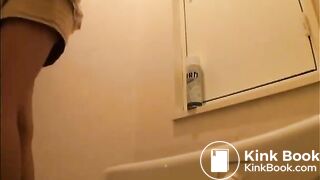  Jap girls poop over the toilet 