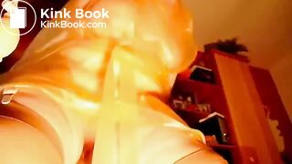 Geile-deutsche-Hure-in-Gummi-schmiert-sich-mit-Kot-ein-688