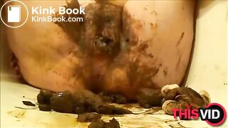 Hot BBW stuffing her cunt with shit