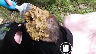 2 chicas usan el water