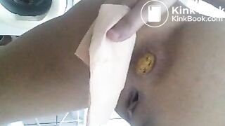 IT SMELLS SO HOT