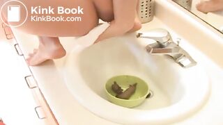 Girl_shitting_in_sink