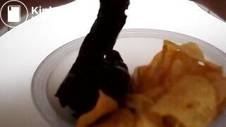 Chips mit Scheisse, Pisse und Sperm