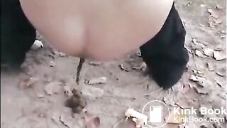 Amateur chick shitting on the road in the park - Scat Video Collection
