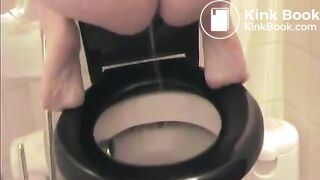 Huge turd coming from tight amateur asshole - Scat Video Collection