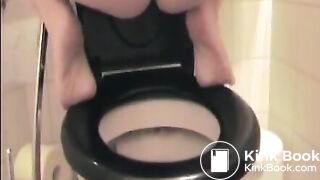 Amateur chick shitting in the toilet - Scat Video Collection