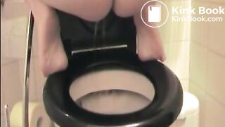 Amateur chick shitting in the toilet - Scat Video Collection