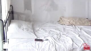 Young_Asian_wakes_up_and_goes_to_shit_-_Girls_poop