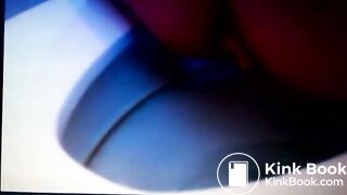 Amateur milf taking a shit