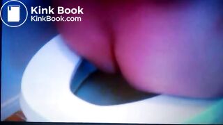 Amateur milf taking a shit