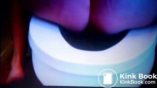 Amateur milf taking a shit